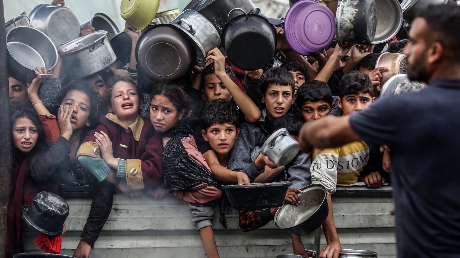 Дети стоят в очереди за едой